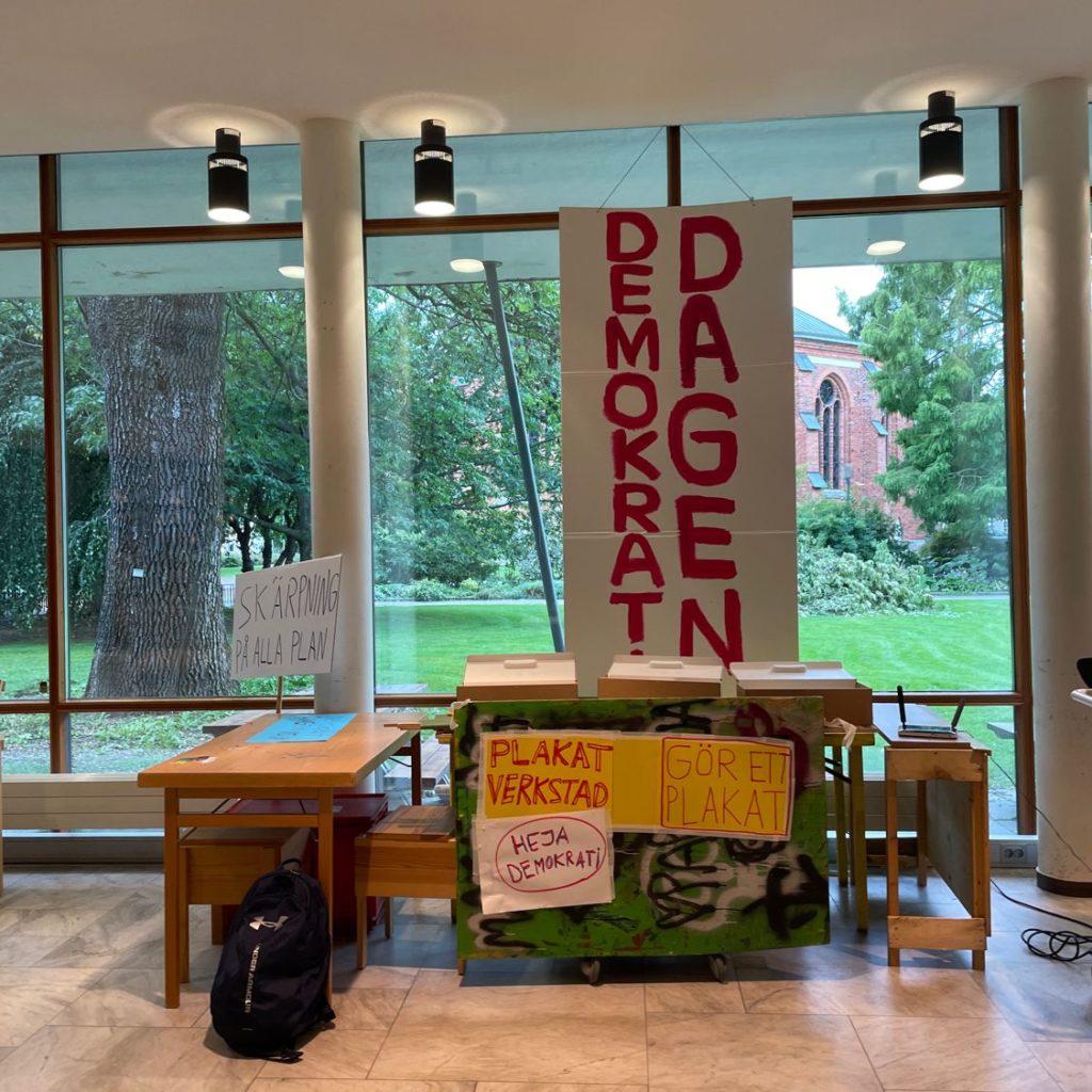 Democracy day celebrated at a Swedish public library, including workshop for making your own protest sign