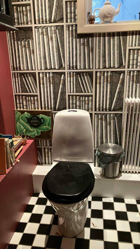 Biblioteks- och teinspirerad toalett för gäster